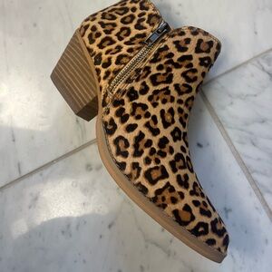 Stylish Leopard Print Ankle Boots with Chunky Heel and Pointed Toe